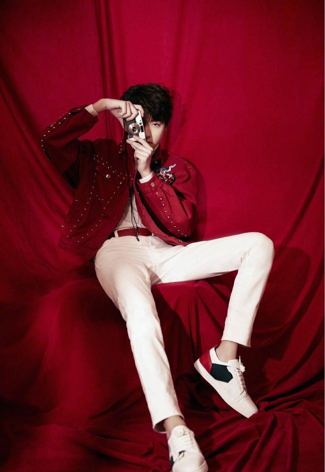 明星服装设计师,明星服装设计师,时尚界的璀璨之星